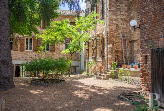 midi-pyrenees - À Gaillac, tournée vers le Tarn et les jardins de l'abbaye Saint-Michel,
 une demeure de ville et sa chapelle néogothique, prolongées d'un jardin clos